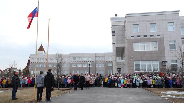 Учащиеся на церемонии поднятия государственного флага России в гимназии №42 в Кемерово