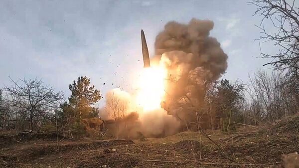 Боевой запуск ракеты оперативно-тактического ракетного комплекса Искандер по уничтожению ангаров с военной техникой и боеприпасами ВСУ