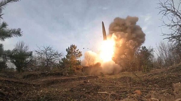 Боевой запуск ракеты оперативно-тактического ракетного комплекса Искандер