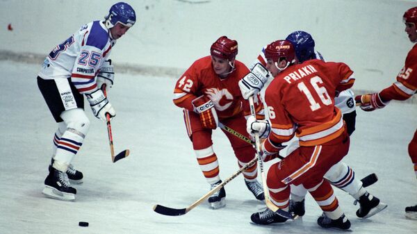 Советские хоккеисты Сергей Макаров (№ 42) и Сергей Пряхин (№ 16), выступающие за канадскую команду  Калгари Флеймз в одном из матчей чемпионата НХЛ (Национальная хоккейная лига).