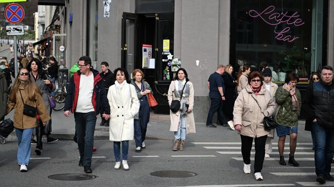 Прохожие на улице Солянка в Москве