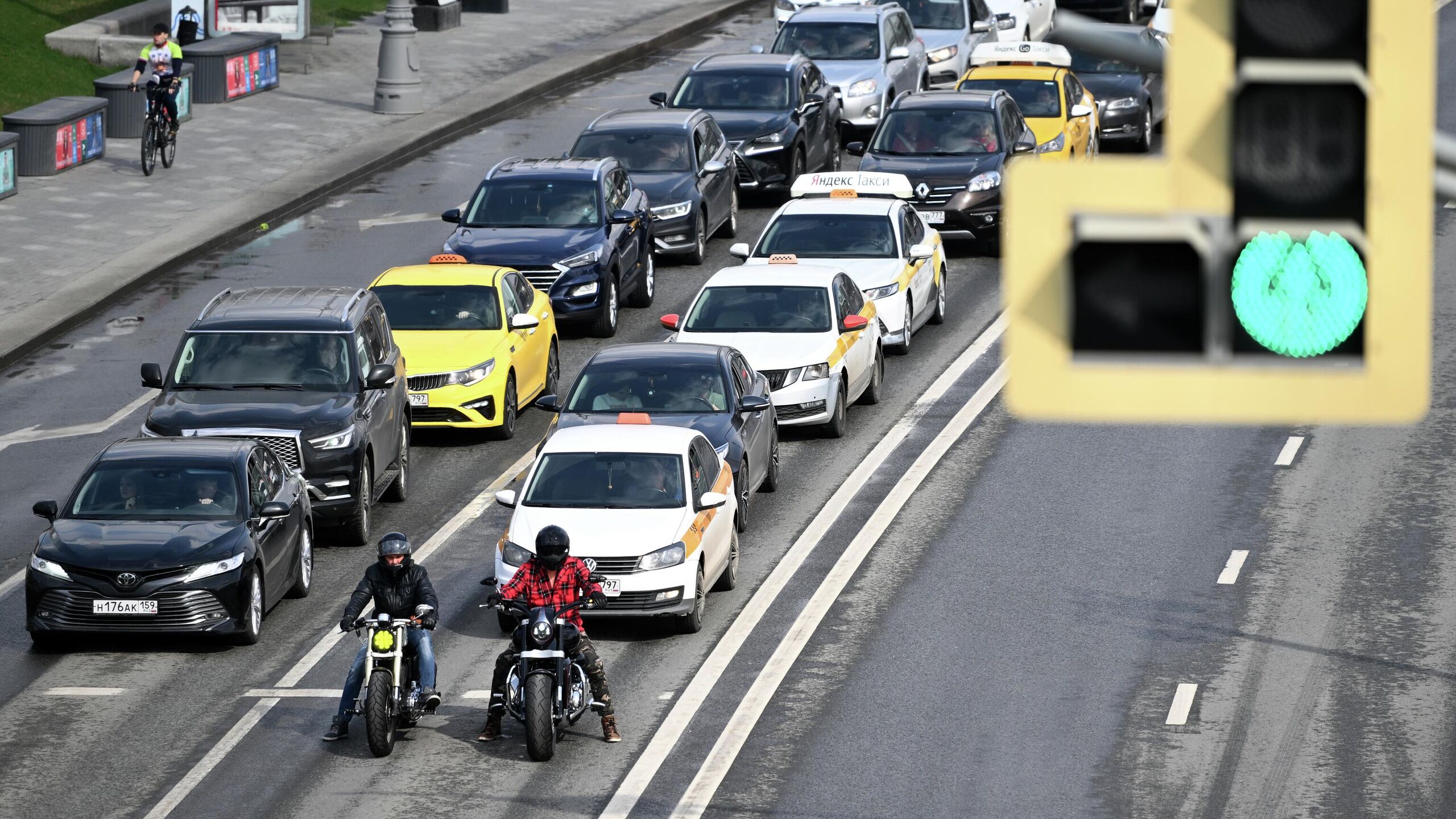 мкад пробки. затруднено движение на дороге. дтп на президентском мосту в ульяновске сегодня. мкад пробки. машина на дороге.