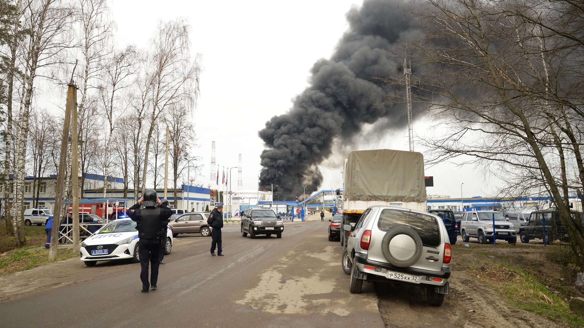 Пожар на нефтебазе в Брянске полностью ликвидирован - РИА Новости,  26.04.2022