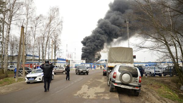 Дым от пожара на территории нефтебазы в Фокинском районе Брянска