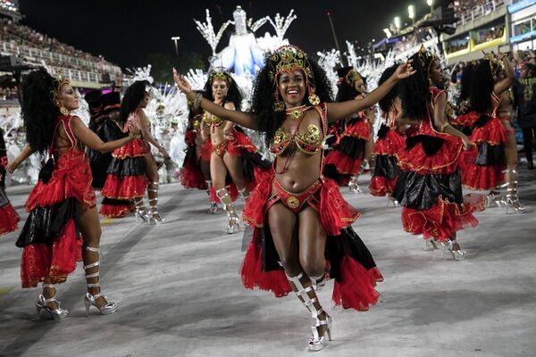 Участницы школы самбо Salgueiro выступают на карнавале в Рио-де-Жанейро, Бразилия 
