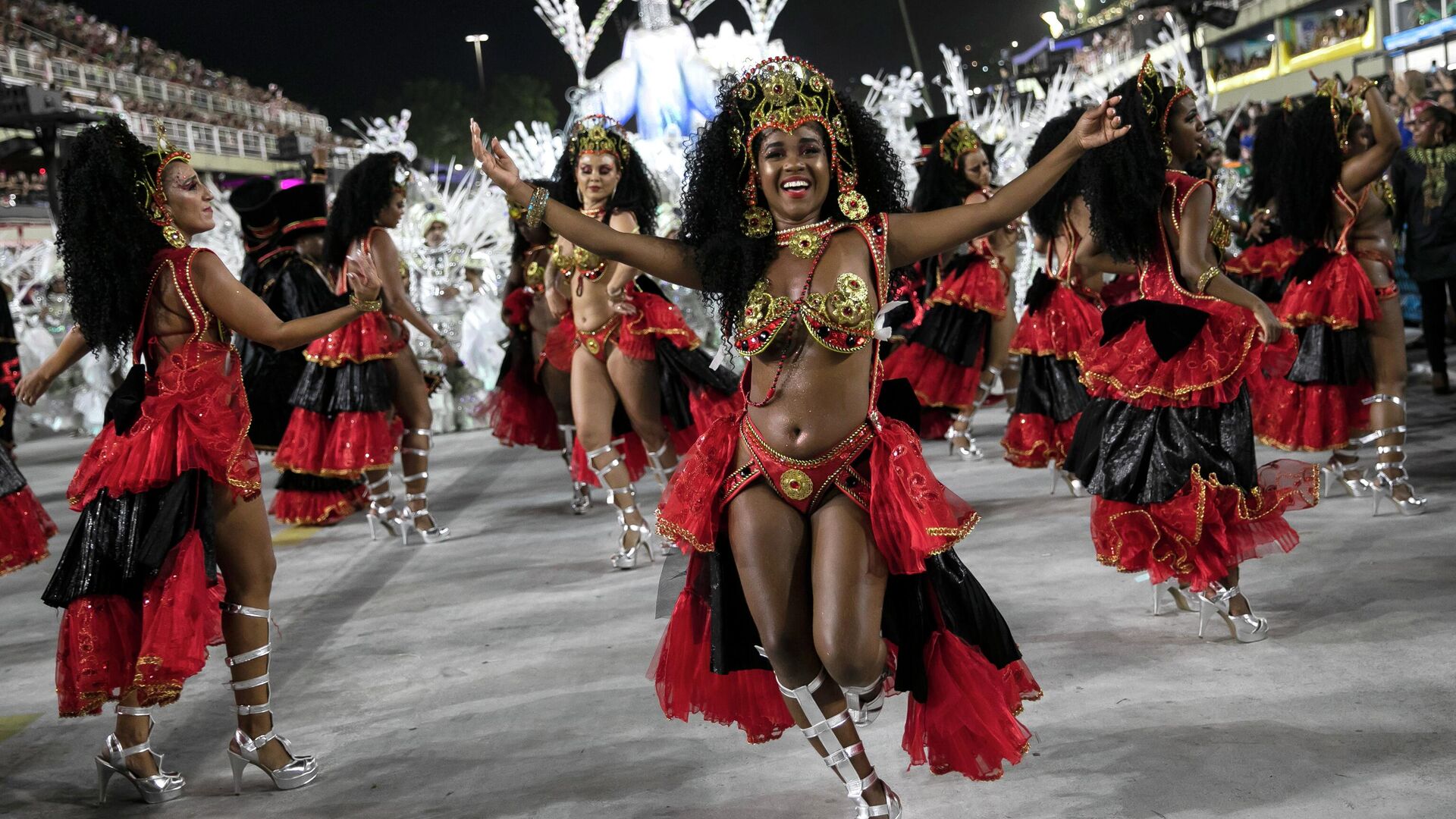 Участницы школы самбо Salgueiro выступают на карнавале в Рио-де-Жанейро, Бразилия  - РИА Новости, 1920, 18.12.2022