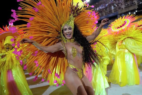 Участница школы самбо Mangueira выступает на карнавале в Рио-де-Жанейро, Бразилия