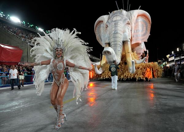 Участница школы самбо Mocidade выступает на карнавале в Рио-де-Жанейро, Бразилия