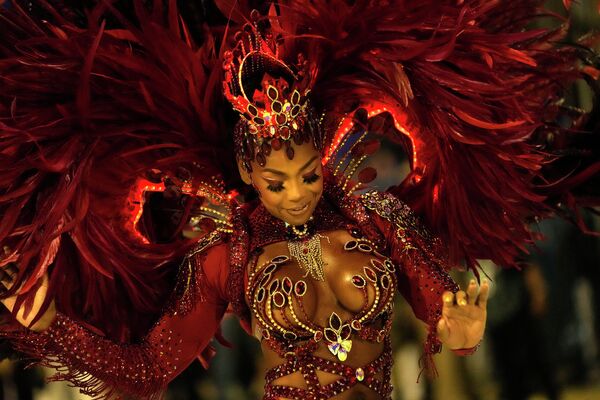 Участница школы самбо Paraiso do Tuiuti выступает на карнавале в Рио-де-Жанейро, Бразилия