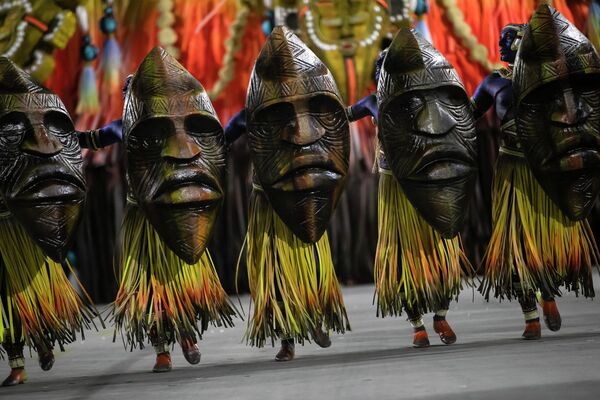 Участники школы самбо Vila Isabel на карнавале в Рио-де-Жанейро, Бразилия