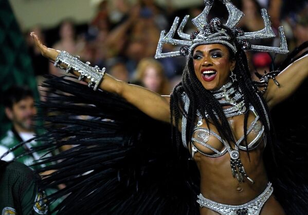 Участница школы самбо Mocidade выступает на карнавале в Рио-де-Жанейро, Бразилия