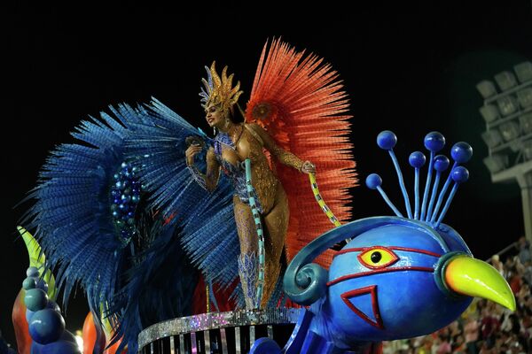 Участница школы самбо Unidos da Tijuca выступает на карнавале в Рио-де-Жанейро, Бразилия