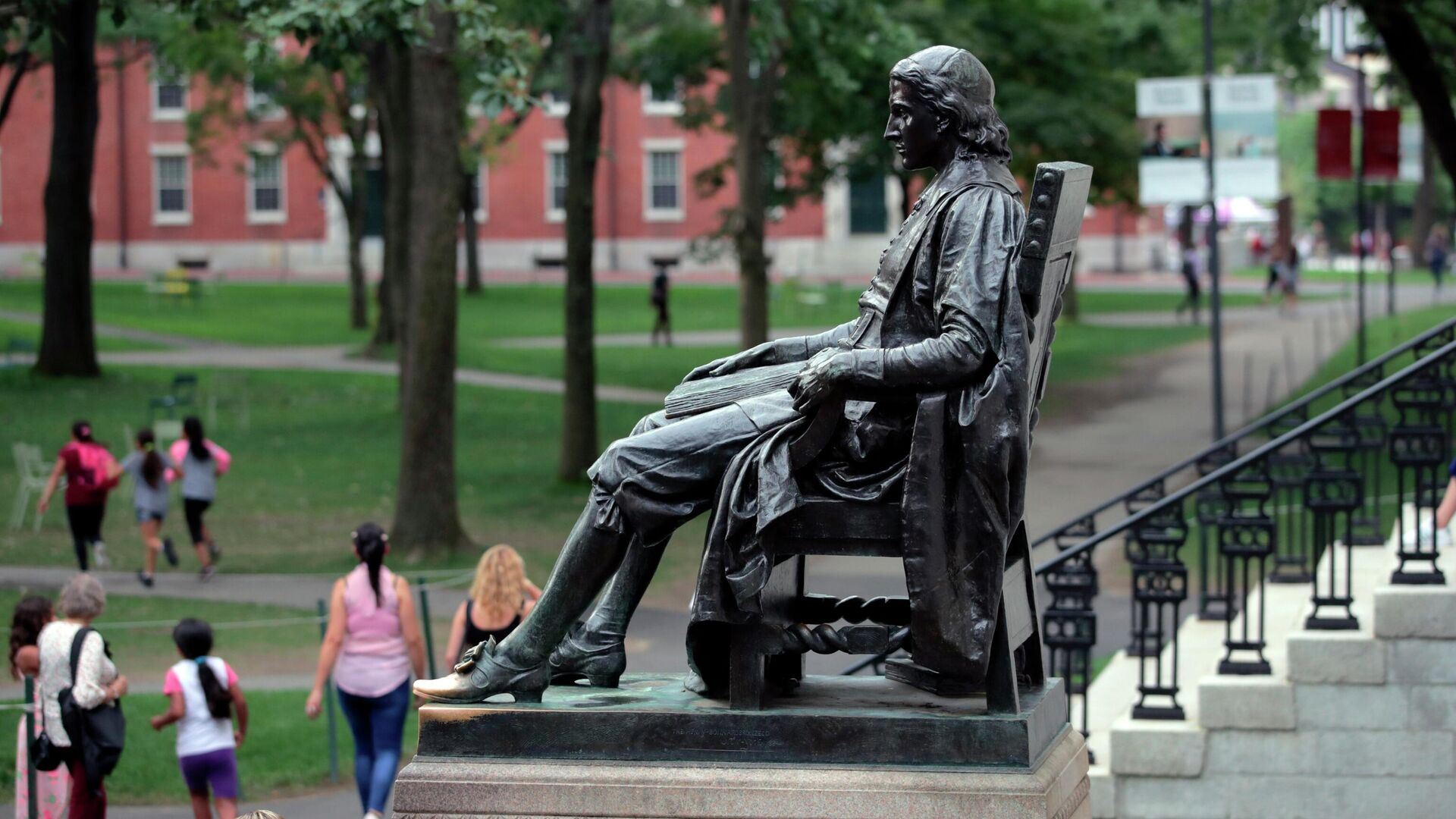 Памятник Джону Гарварду в Гарвардском университете - РИА Новости, 1920, 10.11.2023