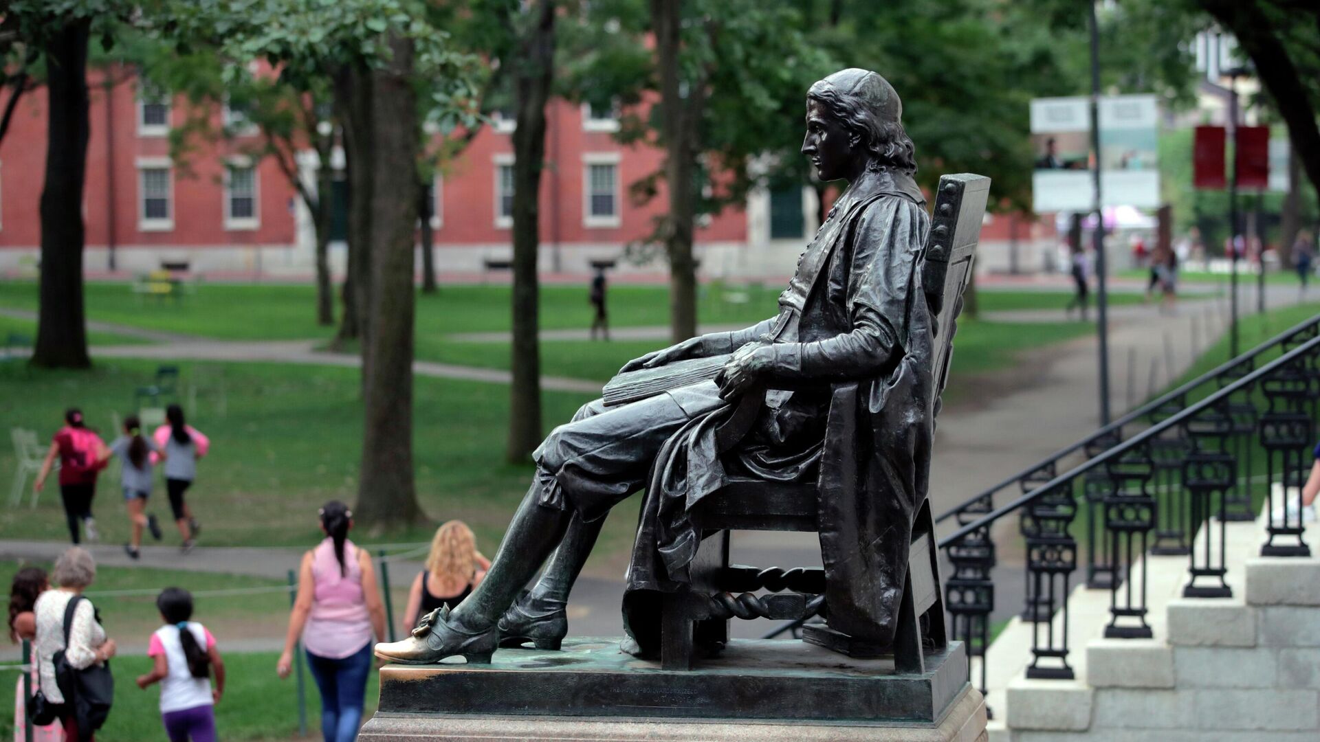 Памятник Джону Гарварду в Гарвардском университете - РИА Новости, 1920, 10.11.2023