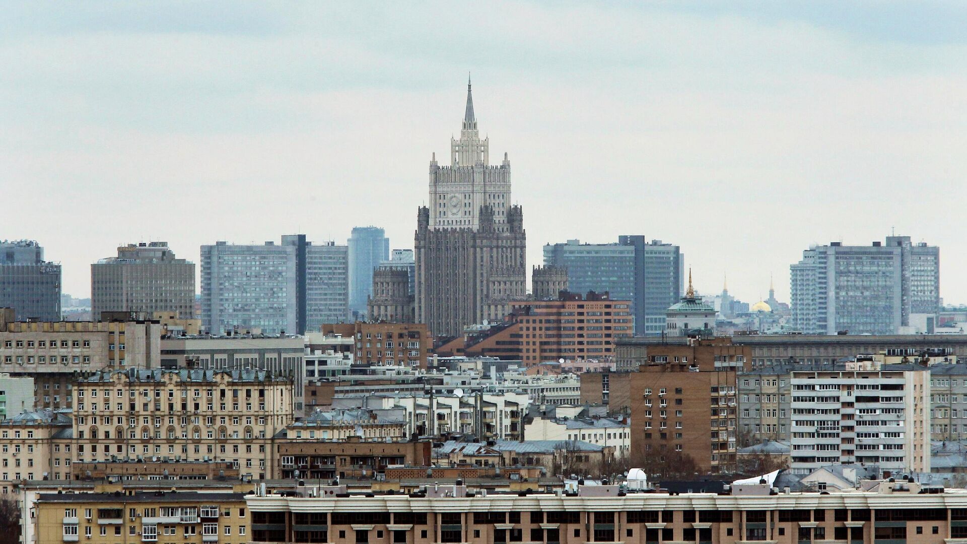 Вид на город со смотровой площадки на Воробьёвых горах в Москве - РИА Новости, 1920, 02.06.2022