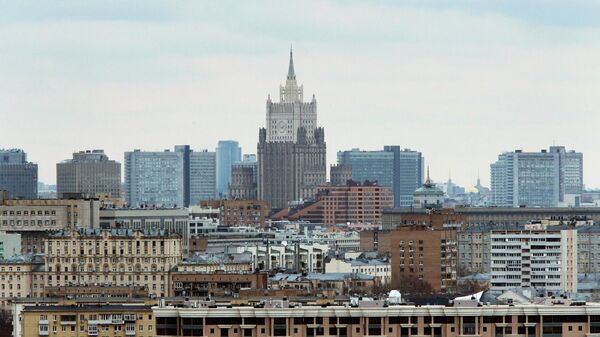 Вид на здание МИД России со смотровой площадки на Воробьёвых горах