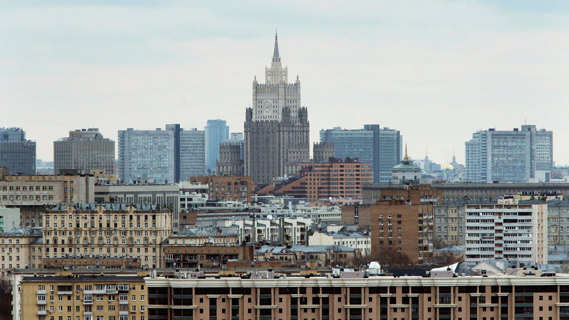 Вид на город со смотровой площадки на Воробьёвых горах в Москве - РИА Новости, 1920, 27.04.2022
