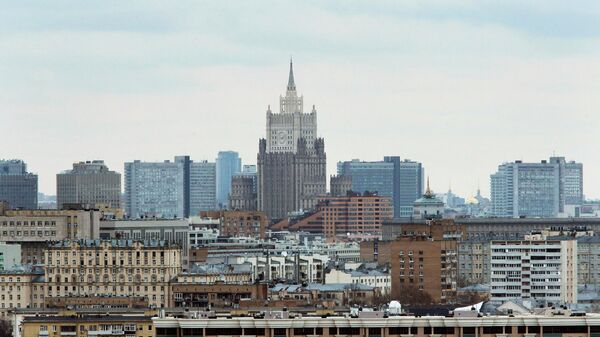 Вид на город со смотровой площадки на Воробьёвых горах в Москве