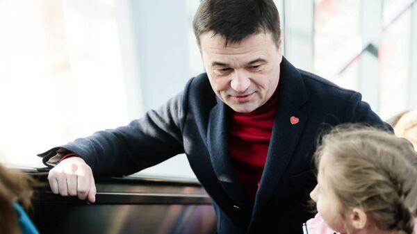 Губернатор Московской области Андрей Воробьев во время посещения семьи с детьми, прибывшими из Донбасса