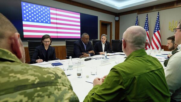 Министр обороны США Ллойд Остин, госсекретарь США Энтони Блинкен и президент Украины Владимир Зеленский во время встречи в Киеве