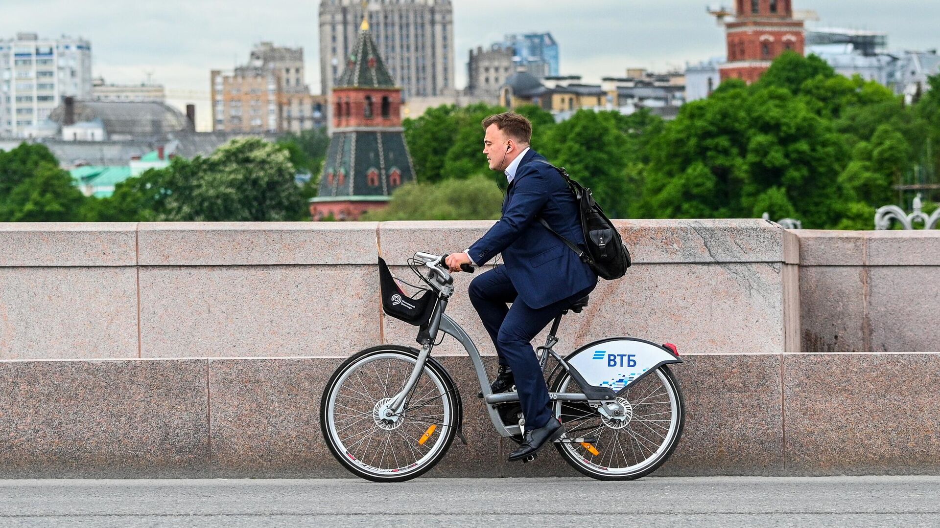 Мужчина едет на велосипеде на Большом Москворецком мосту в Москве - РИА Новости, 1920, 26.04.2022