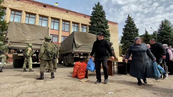 Российские военные раздали гуманитарную помощь жителям ЛНР