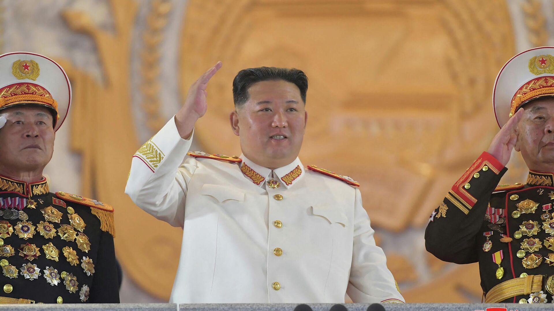 Лидер Северной Кореи Ким Чен Ын на параде в честь годовщины основания Корейской народной армии. 25 апреля 2022 - РИА Новости, 1920, 26.04.2022