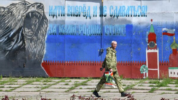 Мужчина на улице в Луганске. Архивное фото