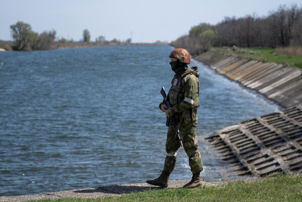 Военнослужащий Росгвардии у гидротехнического сооружения Северо-Крымского канала в Херсонской области
