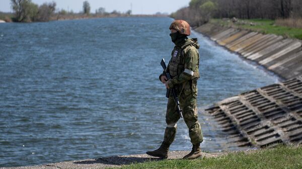 Военнослужащий у гидротехнического сооружения Северо-Крымского канала в Херсонской области
