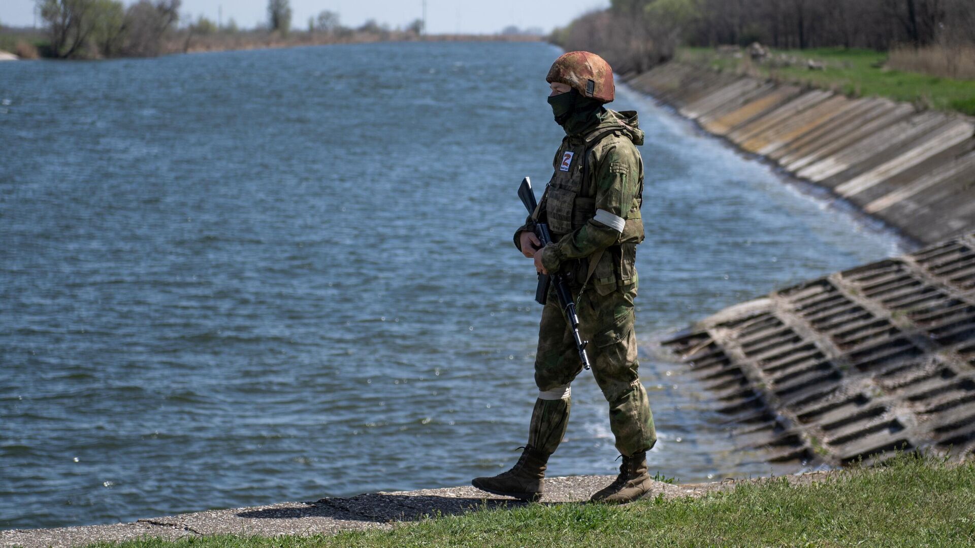 Военнослужащий у гидротехнического сооружения Северо-Крымского канала в Херсонской области - РИА Новости, 1920, 30.08.2023