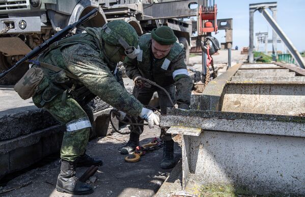 Военнослужащие 11-й отдельной гвардейской инженерной бригады ЮВО восстанавливают разрушенные шандоры Северо-Крымского канала в Херсонской области