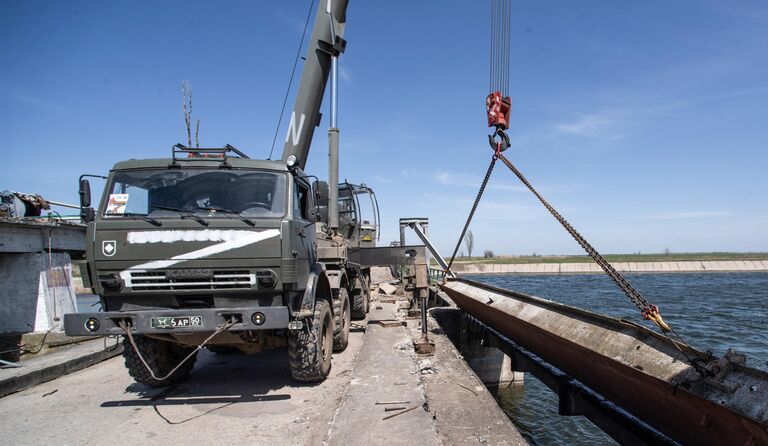 Военнослужащие 11-й отдельной гвардейской инженерной бригады ЮВО восстанавливают разрушенные шандоры Северо-Крымского канала в Херсонской области