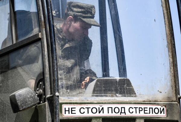 Военнослужащий 11-й отдельной гвардейской инженерной бригады ЮВО во время работ восстановлению разрушенного шандора Северо-Крымского канала в Херсонской области