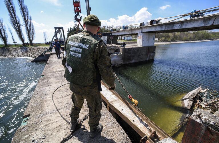 Военнослужащие 11-й отдельной гвардейской инженерной бригады ЮВО восстанавливают разрушенные шандоры Северо-Крымского канала в Херсонской области