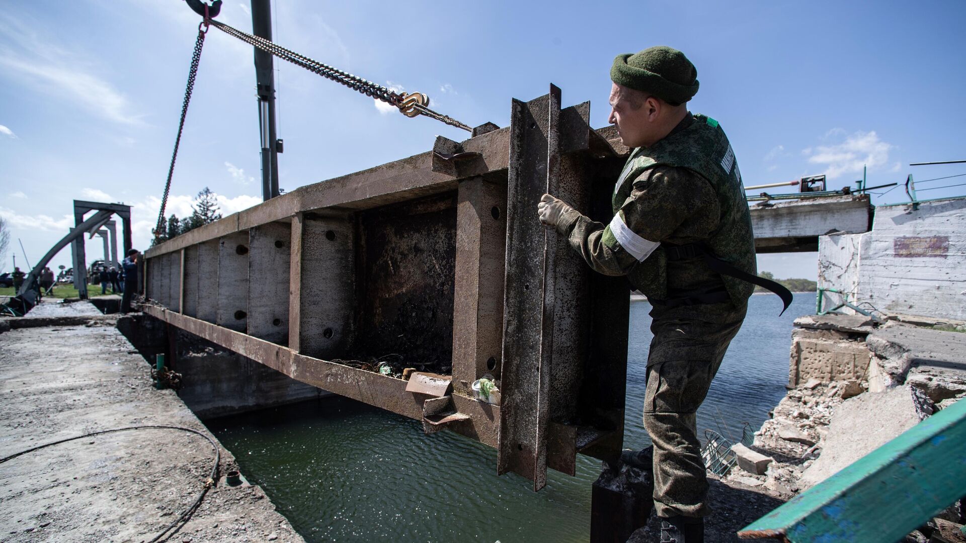 Военнослужащие 11-й отдельной гвардейской инженерной бригады ЮВО восстанавливают разрушенные шандоры Северо-Крымского канала в Херсонской области - РИА Новости, 1920, 26.04.2022