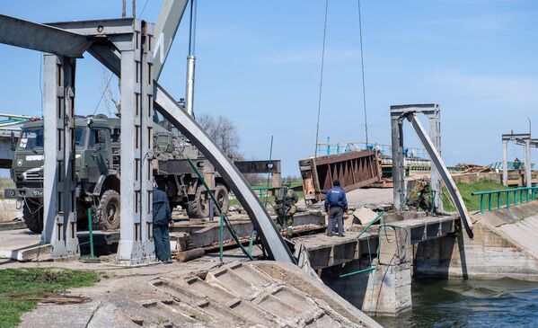 Военнослужащие 11-й отдельной гвардейской инженерной бригады ЮВО восстанавливают разрушенные шандоры Северо-Крымского канала в Херсонской области