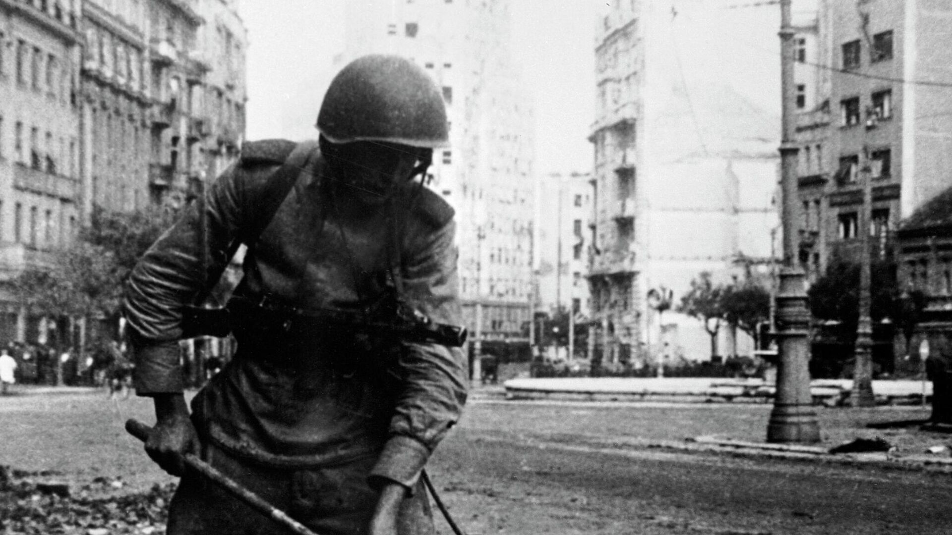 Советский сапер за разминированием одной из площадей Белграда. 1944 год - РИА Новости, 1920, 20.10.2022