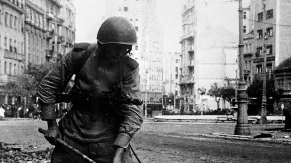 Советский сапер за разминированием одной из площадей Белграда. 1944 год