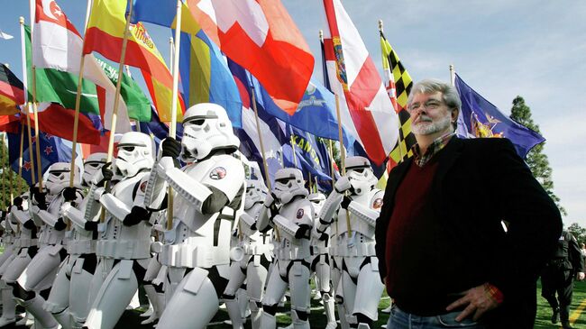 Режиссер Джордж Лукас на Параде роз в Пасадене с участниками клуба 501st Legion в костюмах штурмовиков из Звёздных войн