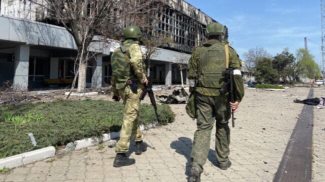 Представители Народной милиции ДНР осматривают территорию вокзала