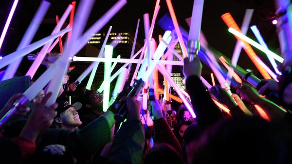 Поклонники Звездных войн поднимают светящиеся мечи в Гранд-Парке в Лос-Анджелесе