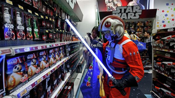 Поклонники фильма Звездные войны в магазине игрушек в Гонконге