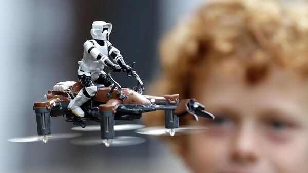 Дрон в виде имперского байка из фильма Звездные войны во время презентации у магазина игрушек Hamleys в Лондоне
