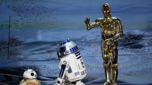 Персонажи из фильма Звездные войны дроиды BB-8, R2-D2 и C-3PO выступают на церемонии вручения премии Оскарв Лос-Анджелесе