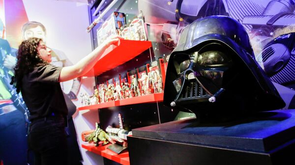 Шлем Дарта Вейдера на стенде Звездных войн во время ежегодной Нью-Йоркской ярмарки игрушек
