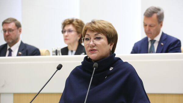 Елена Перминова выступает на заседании Совета Федерации РФ