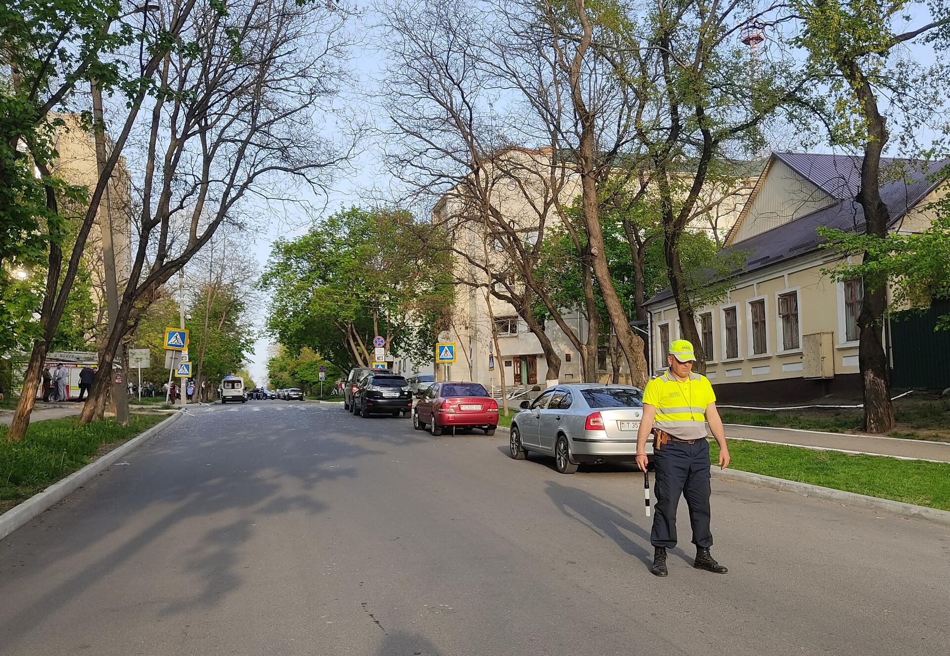 Сотрудник ДПС МВД вблизи поврежденного здания МГБ Приднестровья в Тирасполе - РИА Новости, 1920, 26.04.2022