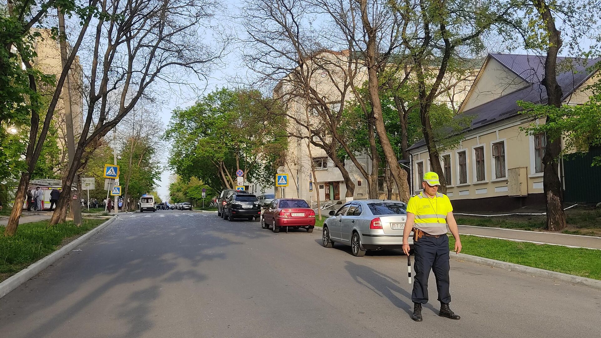 Сотрудник ДПС МВД вблизи поврежденного здания МГБ Приднестровья в Тирасполе - РИА Новости, 1920, 26.04.2022