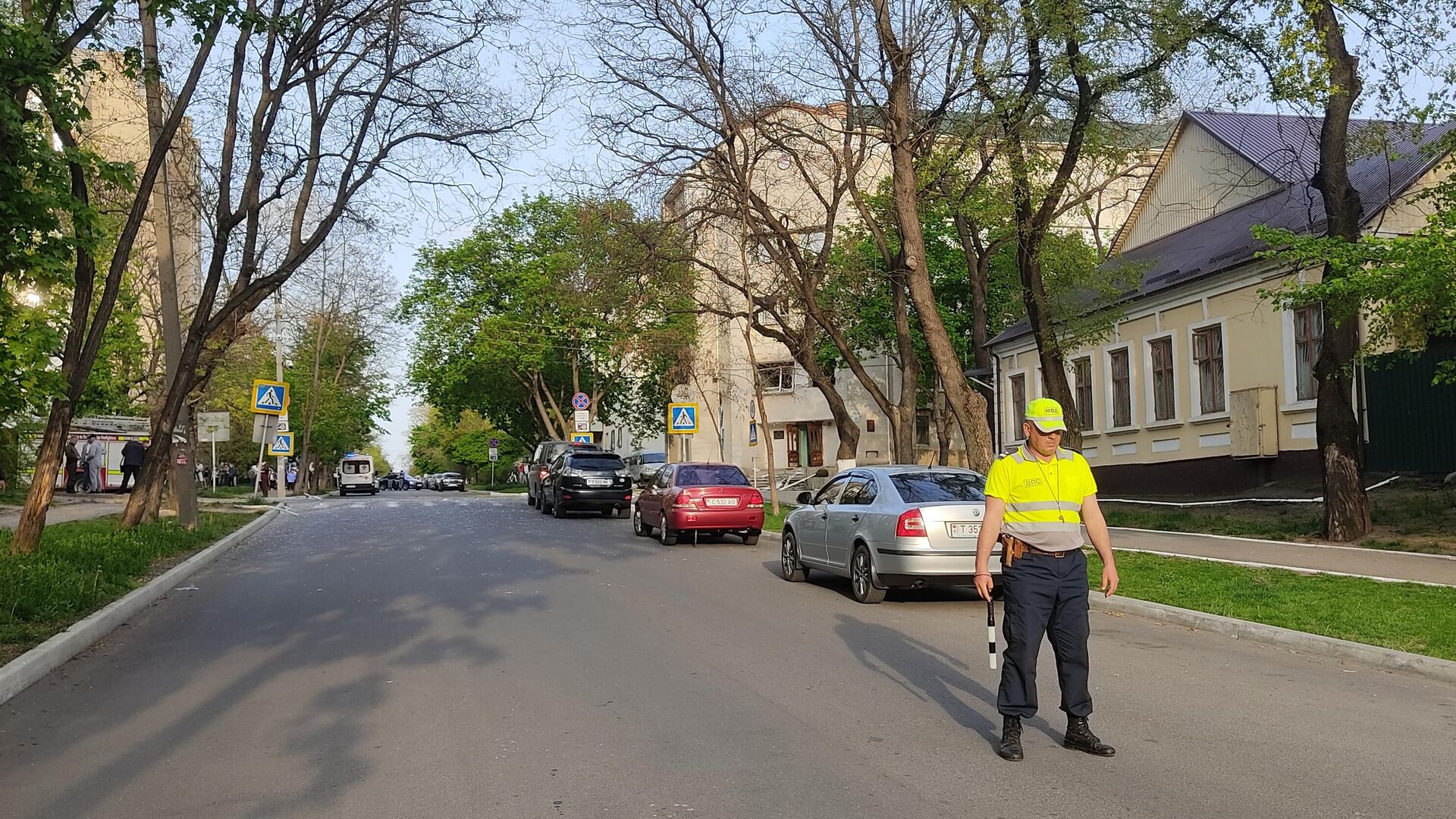 Сотрудник ДПС МВД вблизи поврежденного здания МГБ Приднестровья в Тирасполе - РИА Новости, 1920, 26.04.2022